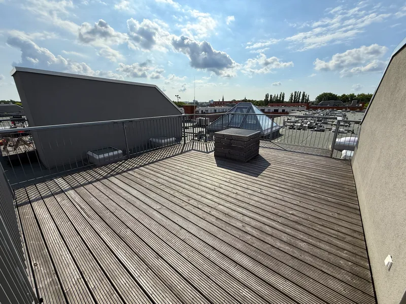Hochwertige 2-Zimmer-Dachgeschosswohnung mit großzügiger Dachterrasse, Einbauküche und Spreeblick — photo 1